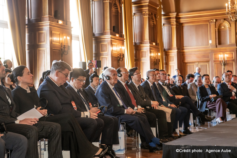 Parmi les invités, Jean-Pierre Raffarin, ancien Premier ministre français, est présent  / Crédit photo : Agence Aube
