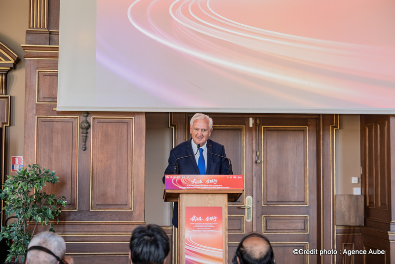 Jean-Pierre Raffarin, ancien Premier ministre français, prononce son discours / Crédit photo : Agence Aube