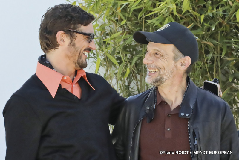 Niels Schneider et  Mathieu Kassovitz avant le photocall du film "LA BATAILLE DE GAULLE : L’ÂGE DE FER" - HORS COMPÉTITION Cannes, France. ©Pierre ROIGT / IMPACT EUROPEAN