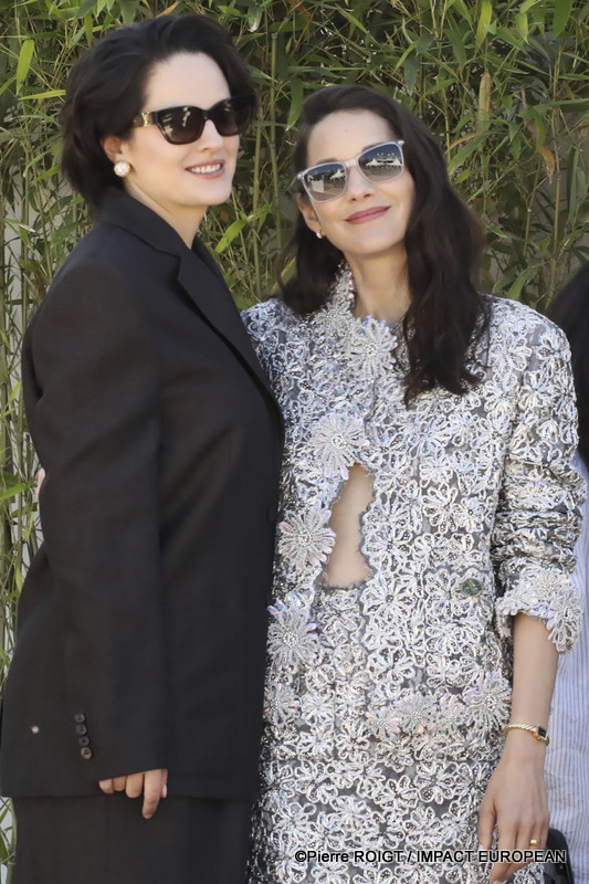 Noemie Merlant et Marion Cotillard avant le photocall du film "ROMA ELASTICA" - HORS COMPÉTITION Cannes, France. ©Pierre ROIGT / IMPACT EUROPEAN