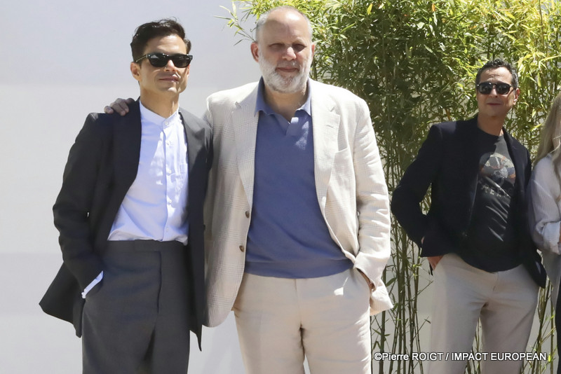 Rami Malek, Ira Sachs et Mauricio Zacharias avant le photocall du film "THE MAN I LOVE" - EN COMPÉTITION Cannes, France. ©Pierre ROIGT / IMPACT EUROPEAN