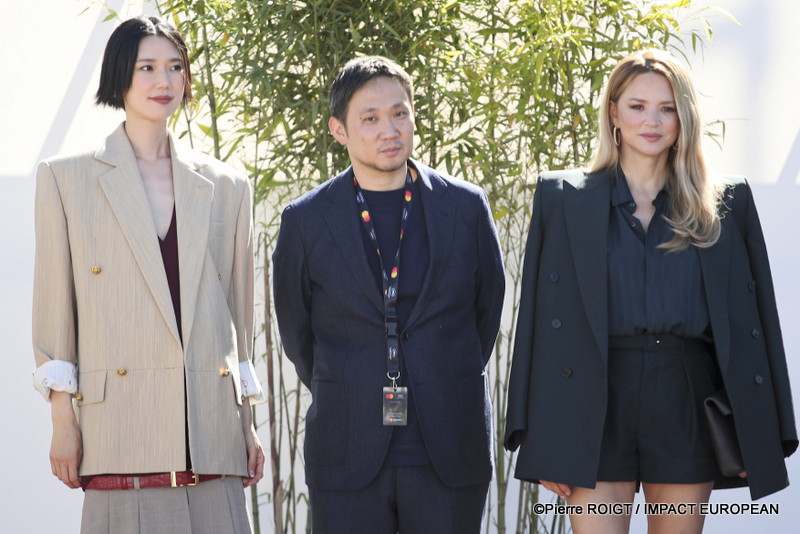 Tao Okamoto, Ryusuke Hamaguchi et  Virginie Efira, avant le photocall du film "Soudain" (Tout d'un coup) en compétition au 79e Festival de Cannes, France, le 16 mai