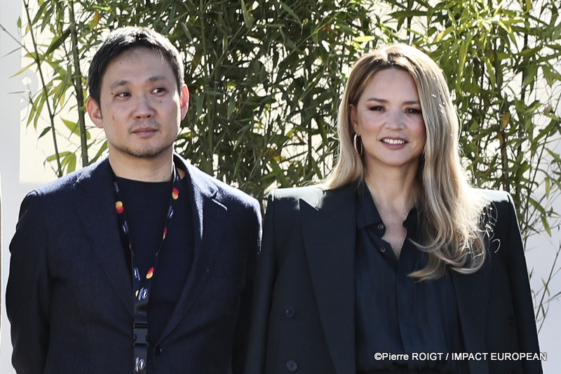Ryusuke Hamaguchi et Virginie Efira, avant le photocall du film "Soudain" (Tout d'un coup) en compétition au 79e Festival de Cannes, France, le 16 mai