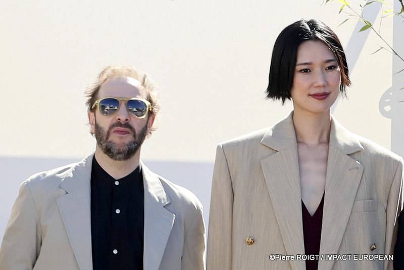 Jean-Charles Clichet et Tao Okamoto, avant le photocall du film "Soudain" (Tout d'un coup) en compétition au 79e Festival de Cannes, France, le 16 mai