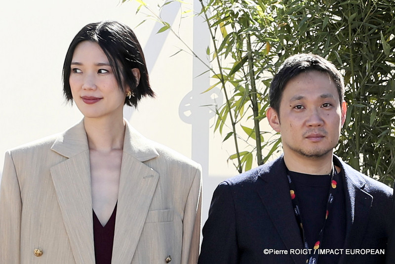 Tao Okamoto et  Ryusuke Hamaguchi, Virginie Efira, avant le photocall du film "Soudain" (Tout d'un coup) en compétition au 79e Festival de Cannes, France, le 16 mai