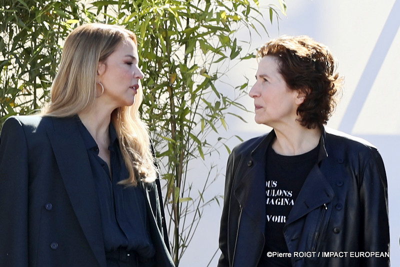 Virginie Efira et Marie Bunel  avant le photocall du film "Soudain" (Tout d'un coup) en compétition au 79e Festival de Cannes, France, le 16 mai
