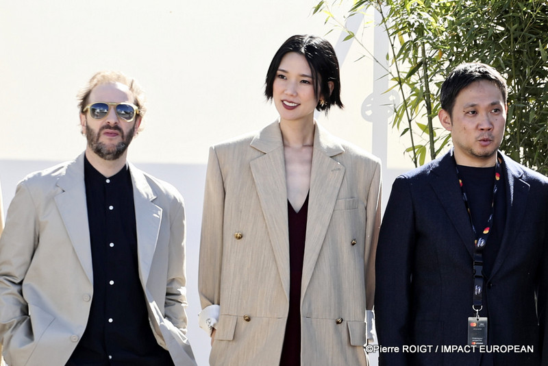 Jean-Charles Clichet, Tao Okamoto, Ryusuke Hamaguchi,  avant le photocall du film "Soudain" (Tout d'un coup) en compétition au 79e Festival de Cannes, France, le 16 mai
