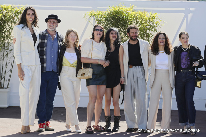 Raya Martigny, Eric Cantona, India Hair, Avril Besson, Louise Giordano, Mathias Minne, Sophie Garagnon et Fanny Sidney avant le photocall du film Les Matins Merveilleux (Séance Spéciale) au 79e Festival de Cannes, en France, le 16 mai