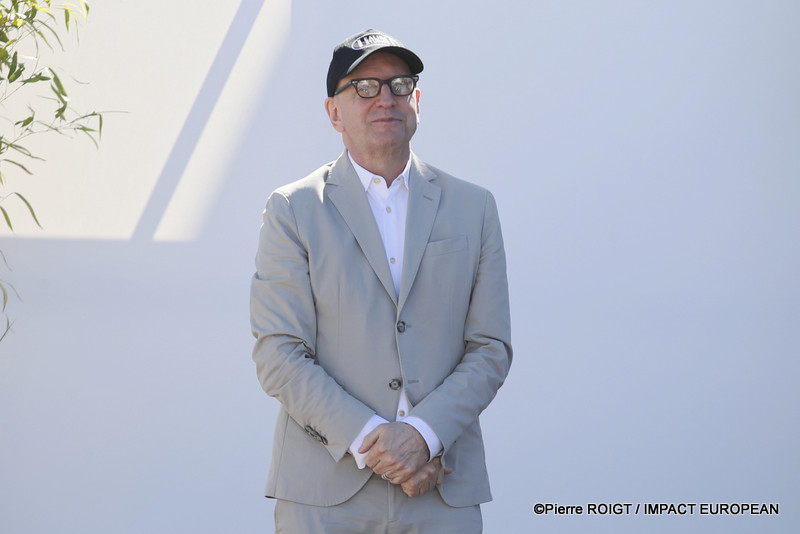 Le réalisateur Steven Soderbergh fait des gestes lors d'une séance photo pour le film documentaire "John Lennon : The Last Interview" présenté dans le cadre des projections spéciales du 79e Festival de Cannes, France, le 16 mai 2026