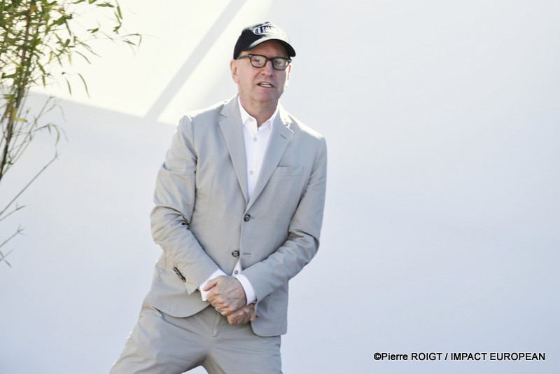 Le réalisateur Steven Soderbergh fait des gestes lors d'une séance photo pour le film documentaire "John Lennon : The Last Interview" présenté dans le cadre des projections spéciales du 79e Festival de Cannes, France, le 16 mai 2026