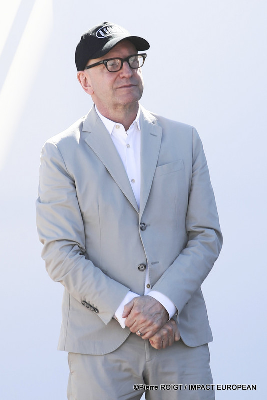 Le réalisateur Steven Soderbergh fait des gestes lors d'une séance photo pour le film documentaire "John Lennon : The Last Interview" présenté dans le cadre des projections spéciales du 79e Festival de Cannes, France, le 16 mai 2026