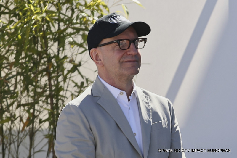 Le réalisateur Steven Soderbergh fait des gestes lors d'une séance photo pour le film documentaire "John Lennon : The Last Interview" présenté dans le cadre des projections spéciales du 79e Festival de Cannes, France, le 16 mai 2026