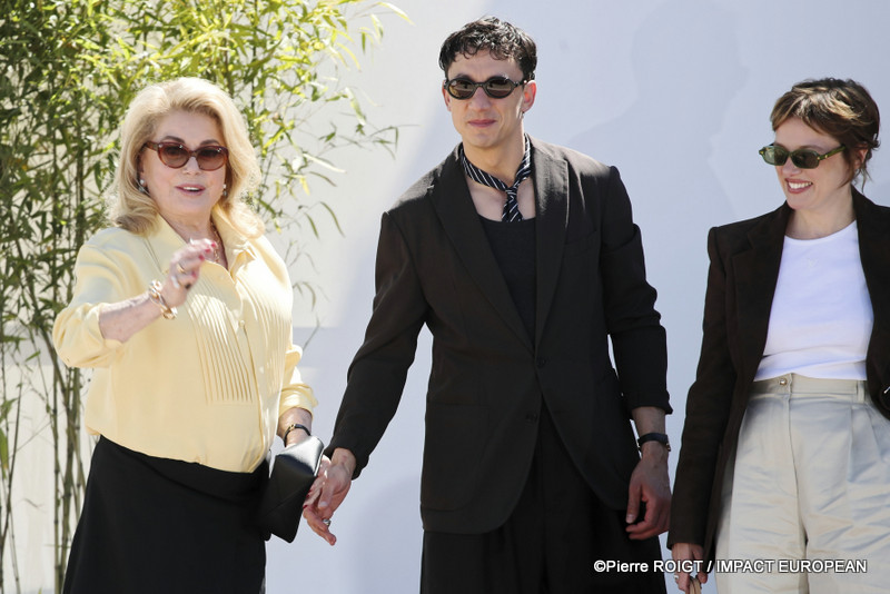 Catherine Deneuve, Laurence Rupp et Jella Haase avant le photocall du film Gentle Monster au 79e Festival de Cannes, en France, le 16 mai