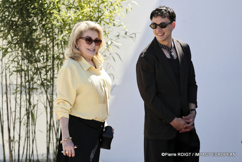 Catherine Deneuve et Laurence Rupp avant le photocall du film Gentle Monster au 79e Festival de Cannes, en France, le 16 mai