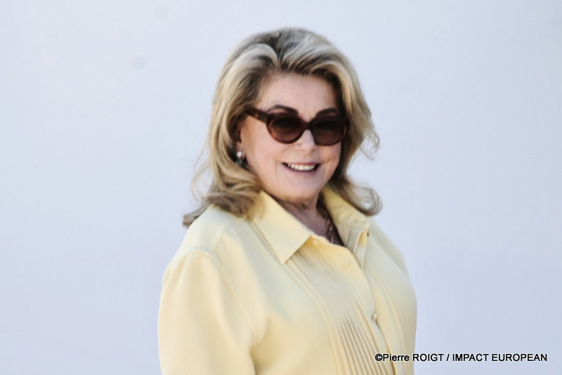 Catherine Deneuve avant le photocall du film Gentle Monster au 79e Festival de Cannes, en France, le 16 mai