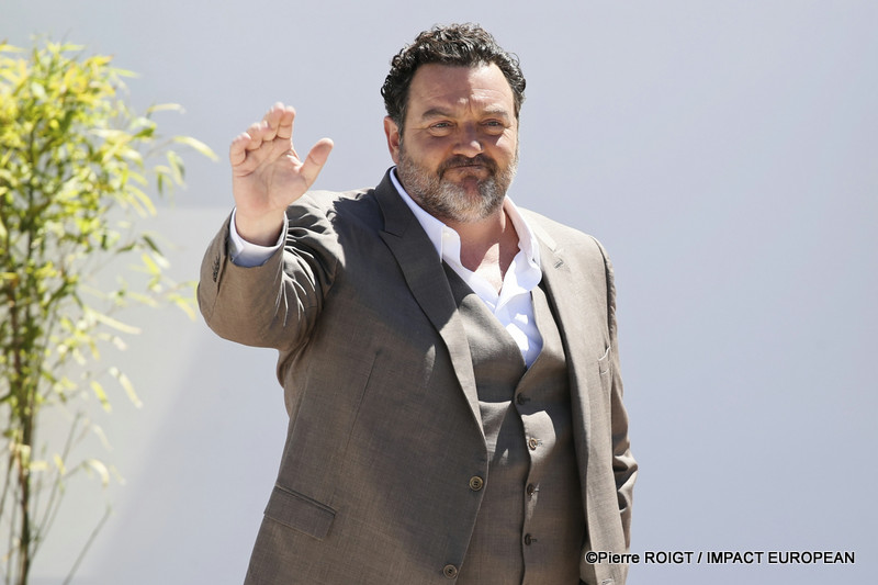 Denis Menochet, avant le photocall du film Karma ( hors Competition ) au 79e Festival de Cannes, en France, le 16 mai