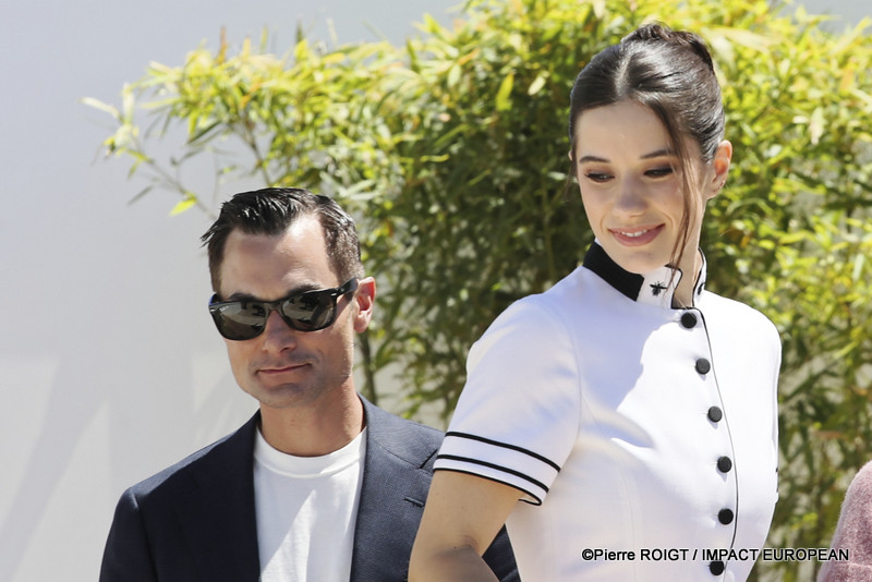 Jason Berger et Ella Bleu Travolta avant le photocall du film Propeller one-way night Coach ( Vol de nuiit pour Los Angelles ) Cannes Premiere le 16 mai 2026 au 79e Festival de Cannes, France. ©Pierre ROIGT / IMPACT EUROPEAN