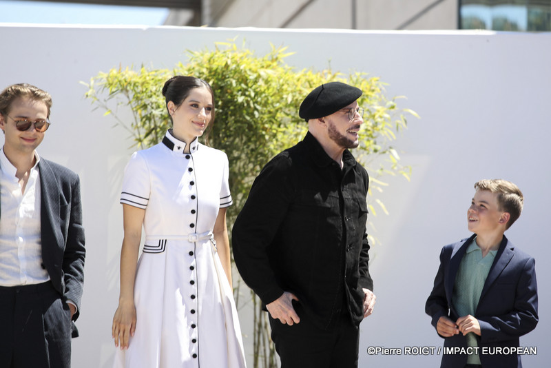 Edouard Philipponnat, Ella Bleu Travolta, John Travolta, et Clark Shotwell, avant le photocall du film Propeller one-way night Coach ( Vol de nuiit pour Los Angelles ) Cannes Premiere le 16 mai 2026 au 79e Festival de Cannes, France. ©Pierre ROIGT / IMPACT EUROPEAN