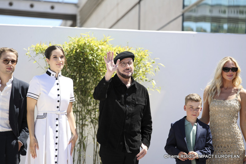 Edouard Philipponnat, Ella Bleu Travolta, John Travolta, Clark Shotwell, et Olga Hoffmann avant le photocall du film Propeller one-way night Coach ( Vol de nuiit pour Los Angelles ) Cannes Premiere le 16 mai 2026 au 79e Festival de Cannes, France. ©Pierre ROIGT / IMPACT EUROPEAN