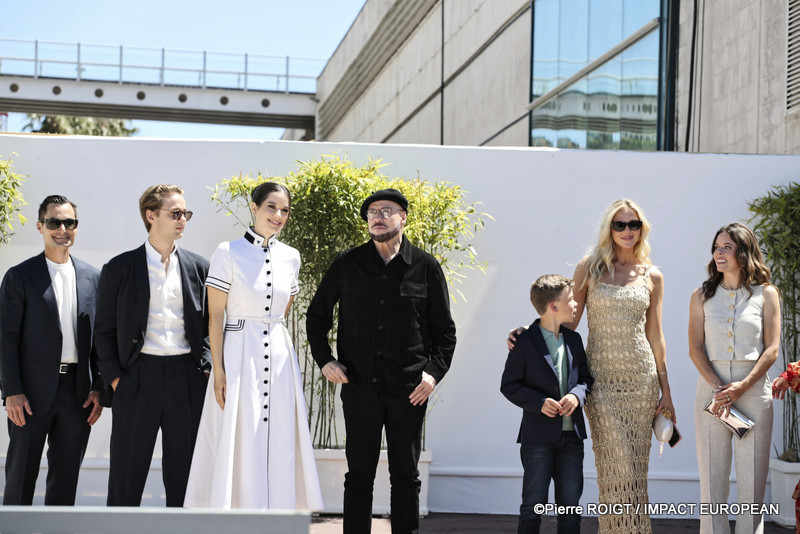 Jason Berger, Edouard Philipponnat, Ella Bleu Travolta, John Travolta, Clark Shotwell, Olga Hoffmann et Amy Laslett, avant le photocall du film Propeller one-way night Coach ( Vol de nuiit pour Los Angelles ) Cannes Premiere le 16 mai 2026 au 79e Festival de Cannes, France. ©Pierre ROIGT / IMPACT EUROPEAN