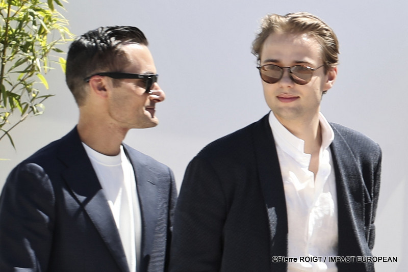 Jason Berger et Edouard Philipponnat, avant le photocall du film Propeller one-way night Coach ( Vol de nuiit pour Los Angelles ) Cannes Premiere le 16 mai 2026 au 79e Festival de Cannes, France. ©Pierre ROIGT / IMPACT EUROPEAN
