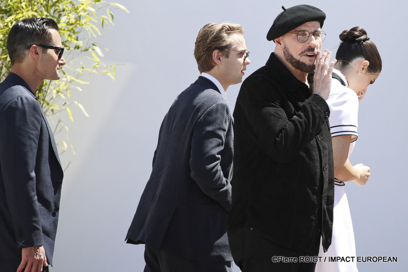 Jason Berger, Edouard Philipponnat, Ella Bleu Travolta, John Travolta, avant le photocall du film Propeller one-way night Coach ( Vol de nuiit pour Los Angelles ) Cannes Premiere le 16 mai 2026 au 79e Festival de Cannes, France. ©Pierre ROIGT / IMPACT EUROPEAN