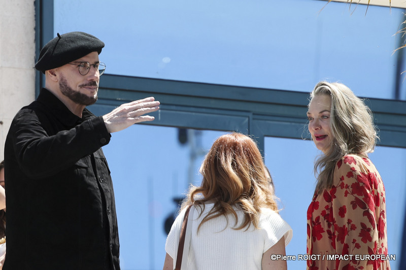 John Travolta et Kelly B. Eviston avant le photocall du film Propeller one-way night Coach ( Vol de nuiit pour Los Angelles ) Cannes Premiere le 16 mai 2026 au 79e Festival de Cannes, France. ©Pierre ROIGT / IMPACT EUROPEAN