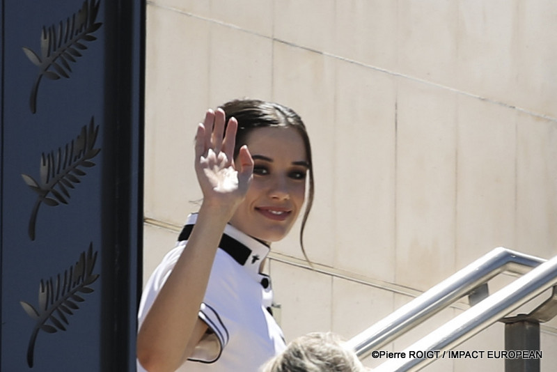 Ella Bleu Travolta avant le photocall du film Propeller one-way night Coach ( Vol de nuiit pour Los Angelles ) Cannes Premiere le 16 mai 2026 au 79e Festival de Cannes, France. ©Pierre ROIGT / IMPACT EUROPEAN