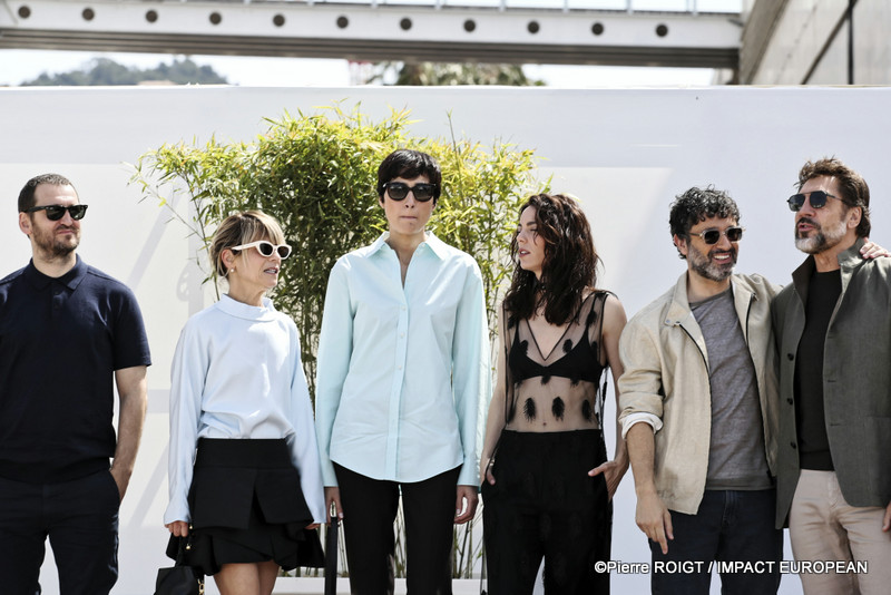Raúl Arévalo, Marina Fois, Isabel Pena, Victoria Luengo, Rodrigo Sorogoyen et Javier Bardem, avant le photocall du film "El Ser Querido" (The Beloved) En Compétition Cannes, France. ©Pierre ROIGT / IMvPACT EUROPEAN