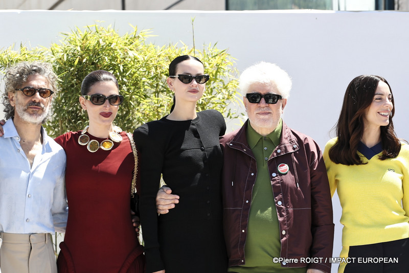 Leonardo Sbaraglia, Barbara Lennie, Milena Smit, Pedro Almodovar et Victoria Luengo avant le photocall du film "AMARGA NAVIDAD" - En Competition Cannes, France. ©Pierre ROIGT / IMPACT EUROPEAN