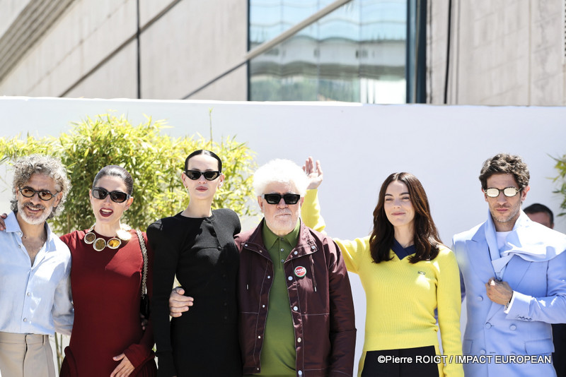Leonardo Sbaraglia, Barbara Lennie, Milena Smit, Pedro Almodovar, Victoria Luengo et Quim Gutierrez avant le photocall du film "AMARGA NAVIDAD" - En Competition Cannes, France. ©Pierre ROIGT / IMPACT EUROPEAN