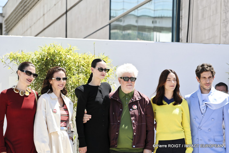 Barbara Lennie, Aitana Sanchez-Gijon, Milena Smit, Pedro Almodovar, Victoria Luengo et Quim Gutierrez avant le photocall du film "AMARGA NAVIDAD" - En Competition Cannes, France. ©Pierre ROIGT / IMPACT EUROPEAN