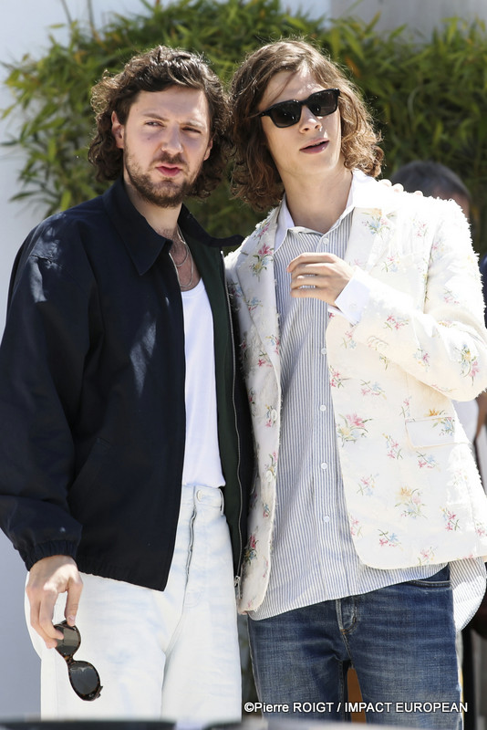 Vincent Lacoste et Paul Kircher avant le photocall du film "MARIAGE AU GOUT D'ORANGE" - Cannes Première Cannes, France. ©Pierre ROIGT / IMPACT EUROPEAN