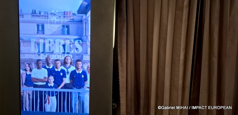 À l'intérieur de la cabine, une animation immersive plonge les supporters dans l'univers de l'Équipe de France grâce à des décors numériques exclusifs.
© Gabriel MIHAI / IMPACT EUROPEAN