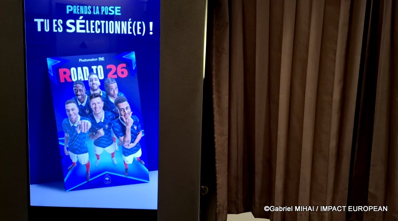 Avant la prise de vue, l'écran guide les participants avec le message « Prends la pose, tu es sélectionné(e) ! », renforçant l'immersion dans l'univers des Bleus.
© Gabriel MIHAI / IMPACT EUROPEAN