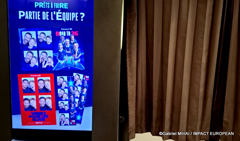 Les différents formats proposés permettent aux supporters de repartir avec un souvenir imprimé et personnalisé aux couleurs de l'Équipe de France, illustrant une nouvelle façon de vivre la Coupe du monde à distance.
© Gabriel MIHAI / IMPACT EUROPEAN