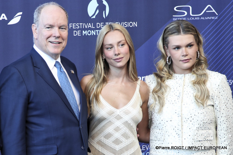 Albert II de Monaco,  l'actrice Ester Exposito et Camille Gottlieb à la 65 e édition du Festival de Télévision de Monte-Carlo, le 12 juin 2026.