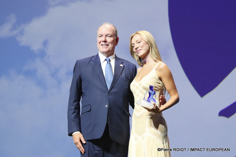 Albert II de Monaco et l'actrice Ester Exposito à la cérémonie d'ouverture du 65 e Festival de télévision de Monte-Carlo