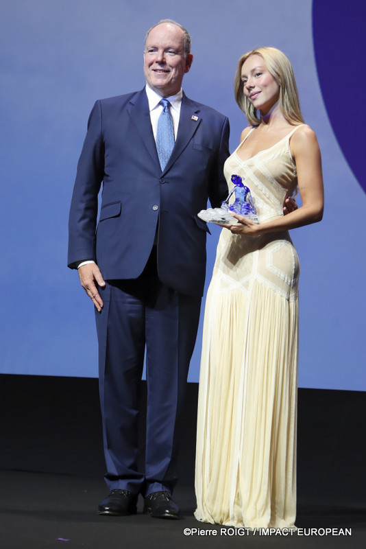 Albert II de Monaco et l'actrice Ester Exposito à la cérémonie d'ouverture du 65 e Festival de télévision de Monte-Carlo