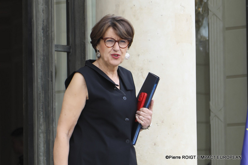 Les ministres quittent le Palais de l'Élysée à l'issue du Conseil des ministres du 1er juillet 2026. Cette réunion a été marquée par l'adoption de plusieurs mesures concernant la protection de l'enfance, la réforme du Code des douanes, l'innovation en santé, le calendrier électoral de 2027 et plusieurs nominations au sein des armées.