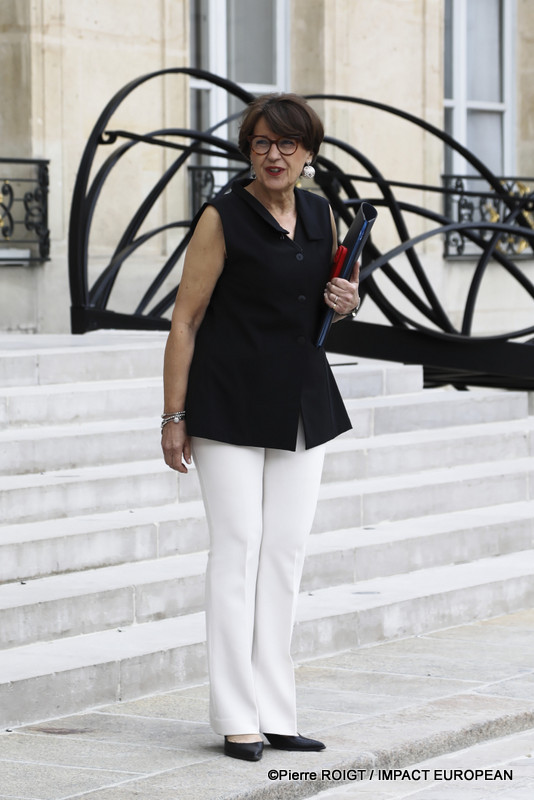Les ministres quittent le Palais de l'Élysée à l'issue du Conseil des ministres du 1er juillet 2026. Cette réunion a été marquée par l'adoption de plusieurs mesures concernant la protection de l'enfance, la réforme du Code des douanes, l'innovation en santé, le calendrier électoral de 2027 et plusieurs nominations au sein des armées.
