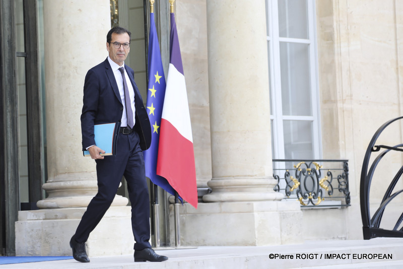 Les ministres quittent le Palais de l'Élysée à l'issue du Conseil des ministres du 1er juillet 2026. Cette réunion a été marquée par l'adoption de plusieurs mesures concernant la protection de l'enfance, la réforme du Code des douanes, l'innovation en santé, le calendrier électoral de 2027 et plusieurs nominations au sein des armées.