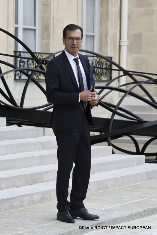 Les ministres quittent le Palais de l'Élysée à l'issue du Conseil des ministres du 1er juillet 2026. Cette réunion a été marquée par l'adoption de plusieurs mesures concernant la protection de l'enfance, la réforme du Code des douanes, l'innovation en santé, le calendrier électoral de 2027 et plusieurs nominations au sein des armées.