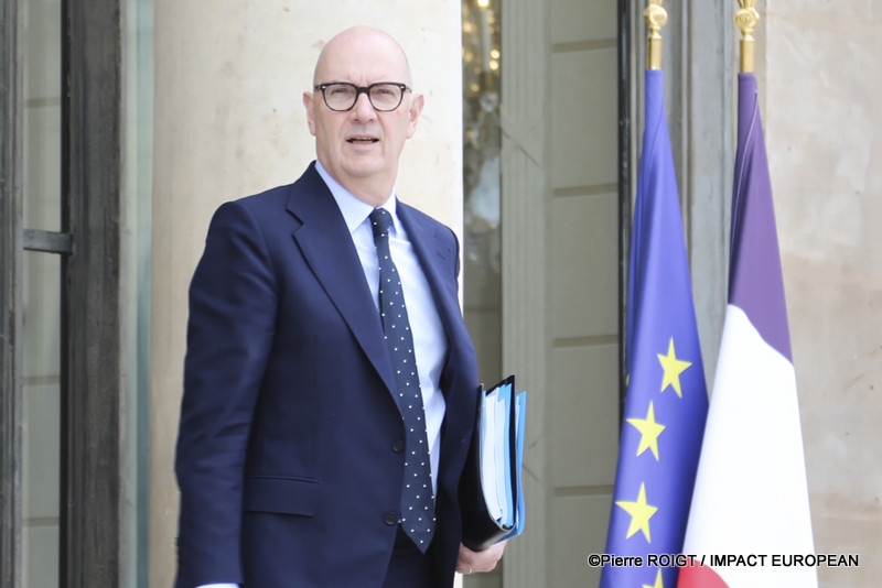 Les ministres quittent le Palais de l'Élysée à l'issue du Conseil des ministres du 1er juillet 2026. Cette réunion a été marquée par l'adoption de plusieurs mesures concernant la protection de l'enfance, la réforme du Code des douanes, l'innovation en santé, le calendrier électoral de 2027 et plusieurs nominations au sein des armées.