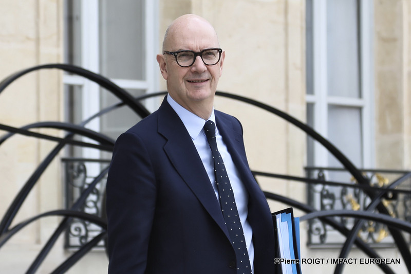 Les ministres quittent le Palais de l'Élysée à l'issue du Conseil des ministres du 1er juillet 2026. Cette réunion a été marquée par l'adoption de plusieurs mesures concernant la protection de l'enfance, la réforme du Code des douanes, l'innovation en santé, le calendrier électoral de 2027 et plusieurs nominations au sein des armées.