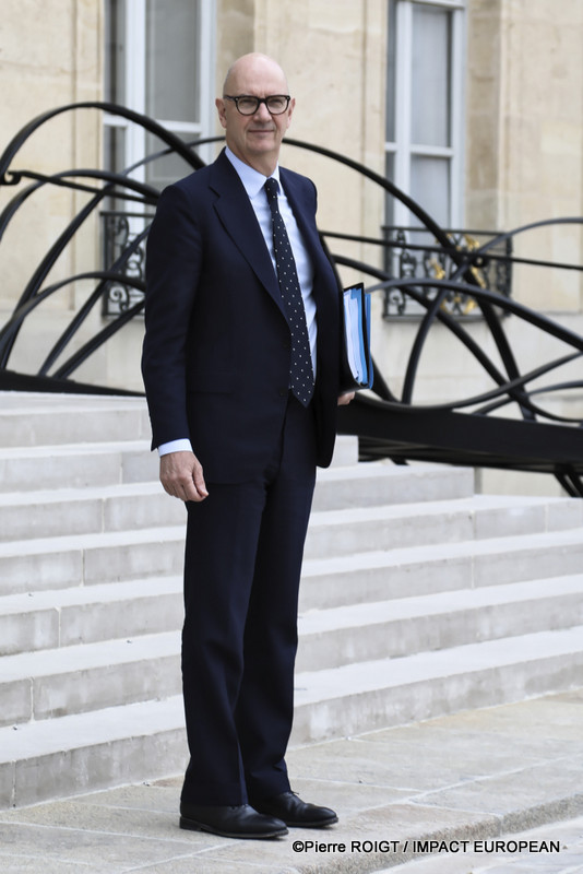 Les ministres quittent le Palais de l'Élysée à l'issue du Conseil des ministres du 1er juillet 2026. Cette réunion a été marquée par l'adoption de plusieurs mesures concernant la protection de l'enfance, la réforme du Code des douanes, l'innovation en santé, le calendrier électoral de 2027 et plusieurs nominations au sein des armées.