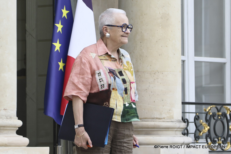 Les ministres quittent le Palais de l'Élysée à l'issue du Conseil des ministres du 1er juillet 2026. Cette réunion a été marquée par l'adoption de plusieurs mesures concernant la protection de l'enfance, la réforme du Code des douanes, l'innovation en santé, le calendrier électoral de 2027 et plusieurs nominations au sein des armées.
