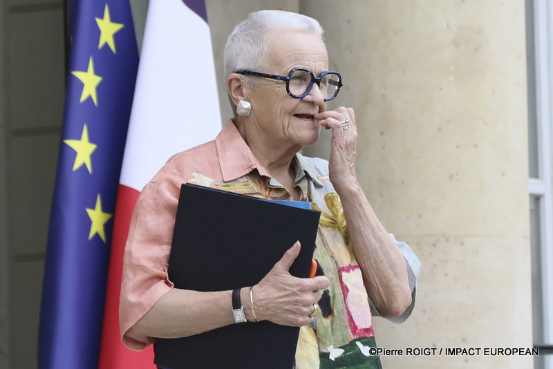 Les ministres quittent le Palais de l'Élysée à l'issue du Conseil des ministres du 1er juillet 2026. Cette réunion a été marquée par l'adoption de plusieurs mesures concernant la protection de l'enfance, la réforme du Code des douanes, l'innovation en santé, le calendrier électoral de 2027 et plusieurs nominations au sein des armées.