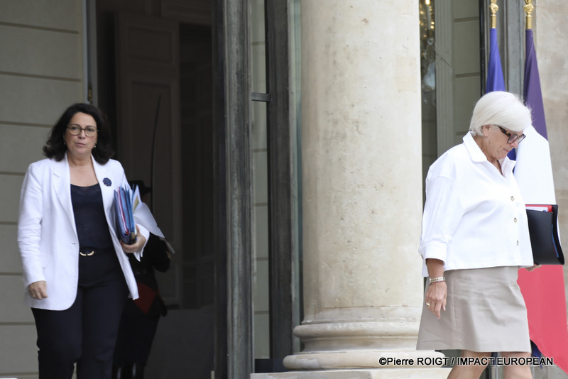 Les ministres quittent le Palais de l'Élysée à l'issue du Conseil des ministres du 1er juillet 2026. Cette réunion a été marquée par l'adoption de plusieurs mesures concernant la protection de l'enfance, la réforme du Code des douanes, l'innovation en santé, le calendrier électoral de 2027 et plusieurs nominations au sein des armées.