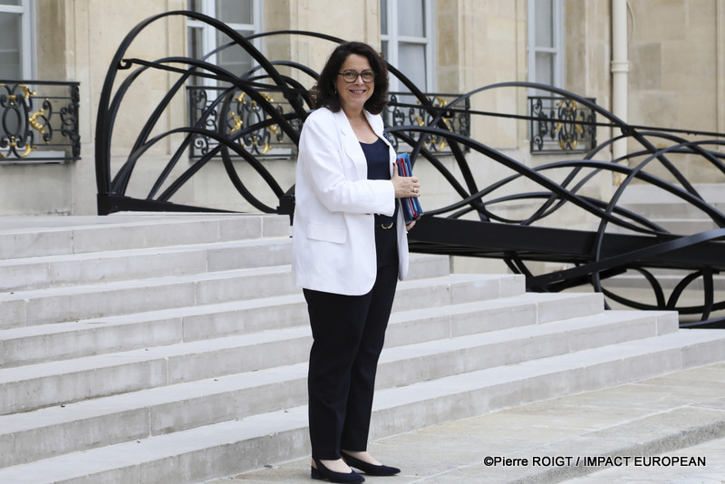 Les ministres quittent le Palais de l'Élysée à l'issue du Conseil des ministres du 1er juillet 2026. Cette réunion a été marquée par l'adoption de plusieurs mesures concernant la protection de l'enfance, la réforme du Code des douanes, l'innovation en santé, le calendrier électoral de 2027 et plusieurs nominations au sein des armées.